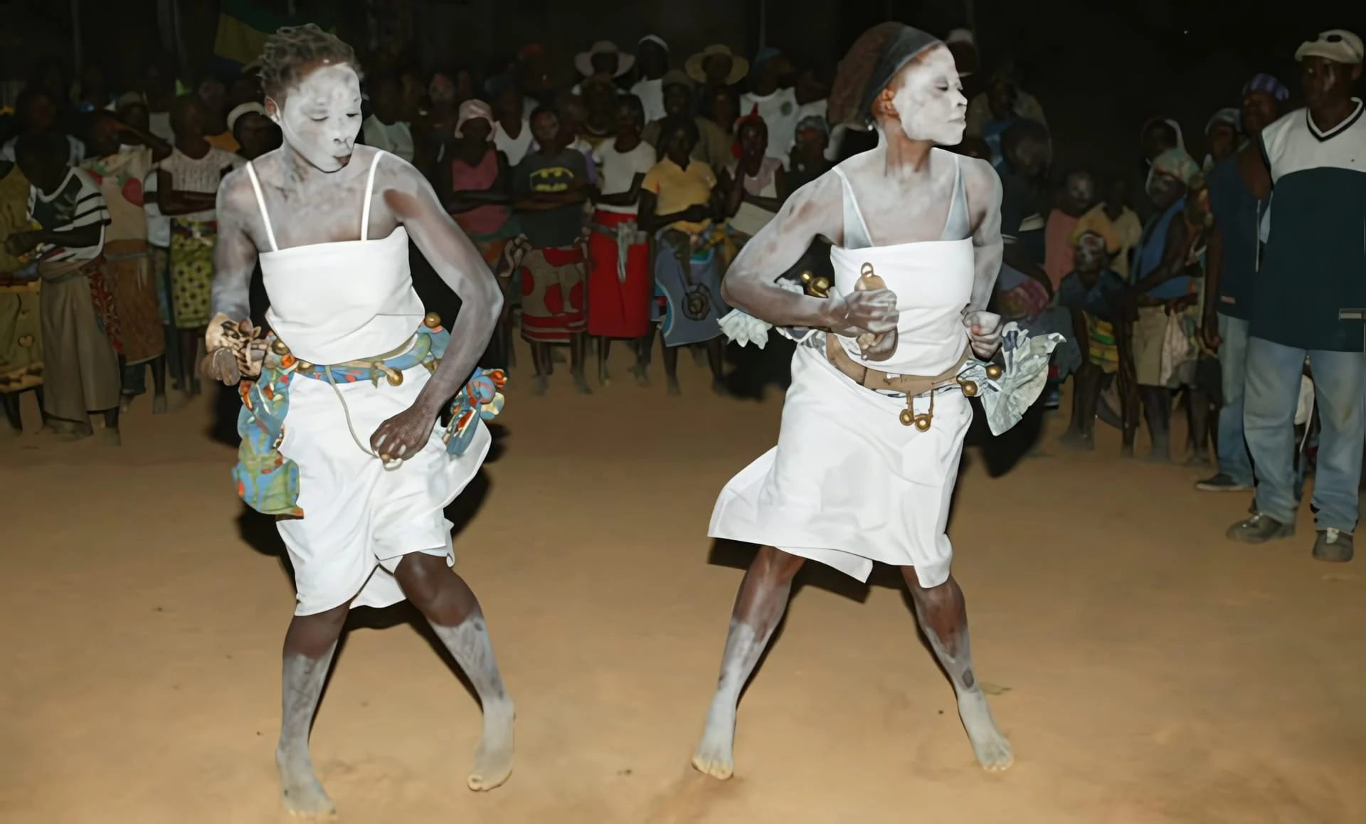 Danseuses au corps peint de kaolin blanc lors d'une cérémonie Bwiti de nuit