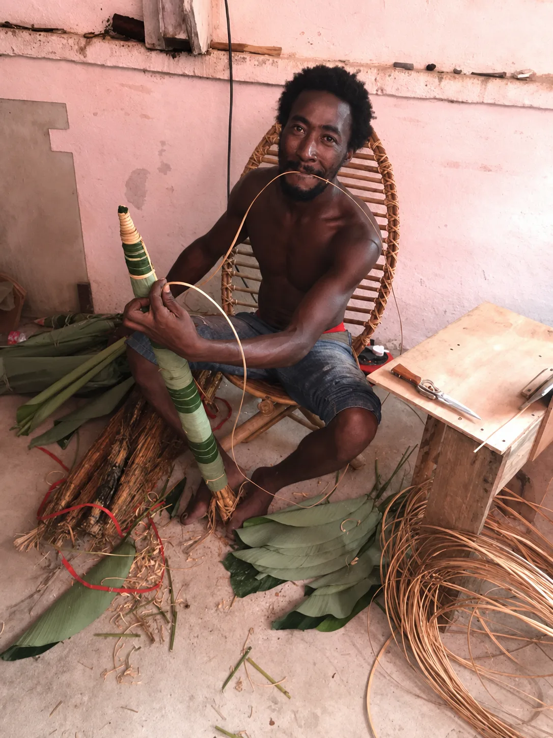 Un jeune homme façonne un instrument de musique traditionnel — le patrimoine sonore transmis