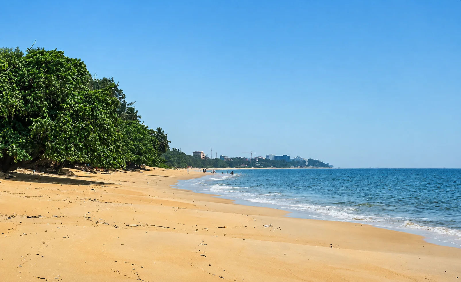 La plage de la Sablière à Libreville, où Ebando est installé au bord de l'océan