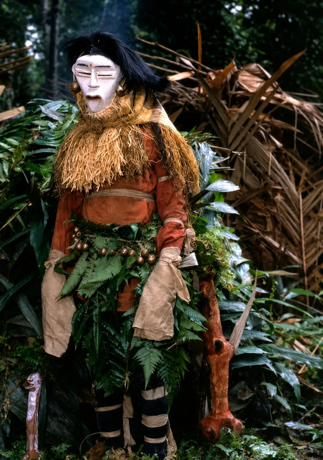 Danseur au masque de raphia dans la forêt — la culture vivante du Bwiti