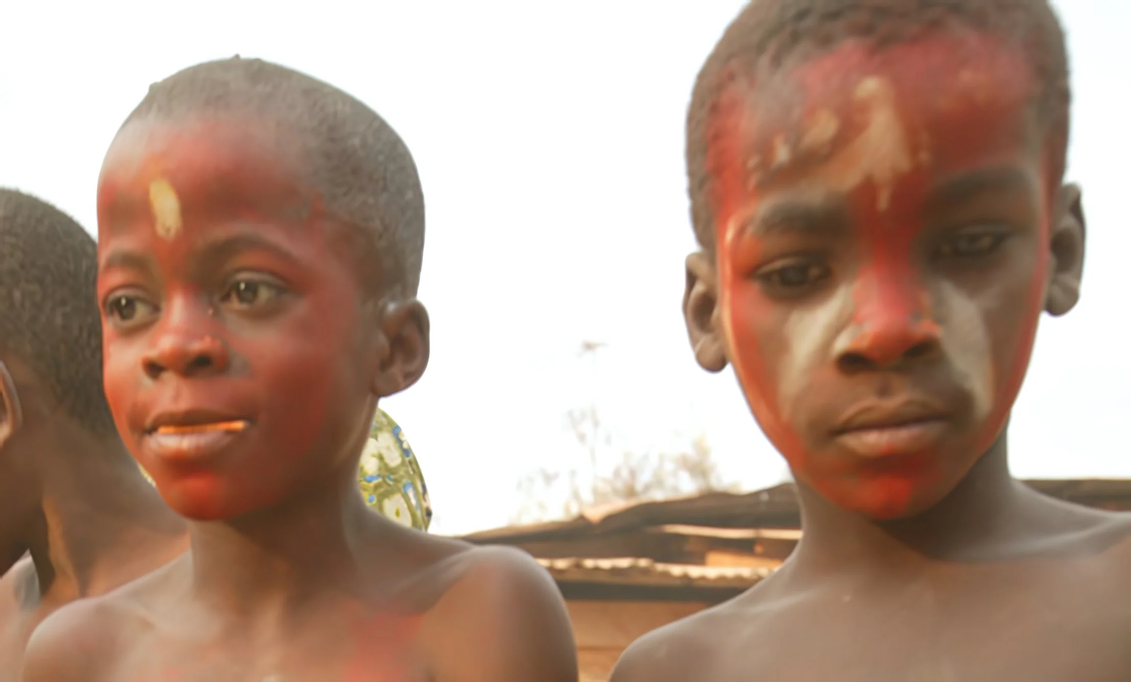 Deux jeunes initiés au visage peint de rouge et de blanc, tradition Bwiti