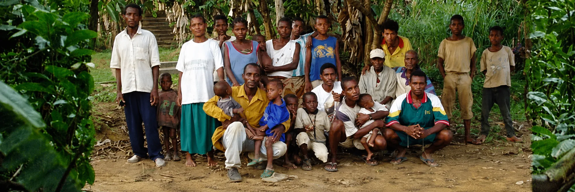 Communauté babongo réunie en lisière de forêt, peuples premiers du Gabon